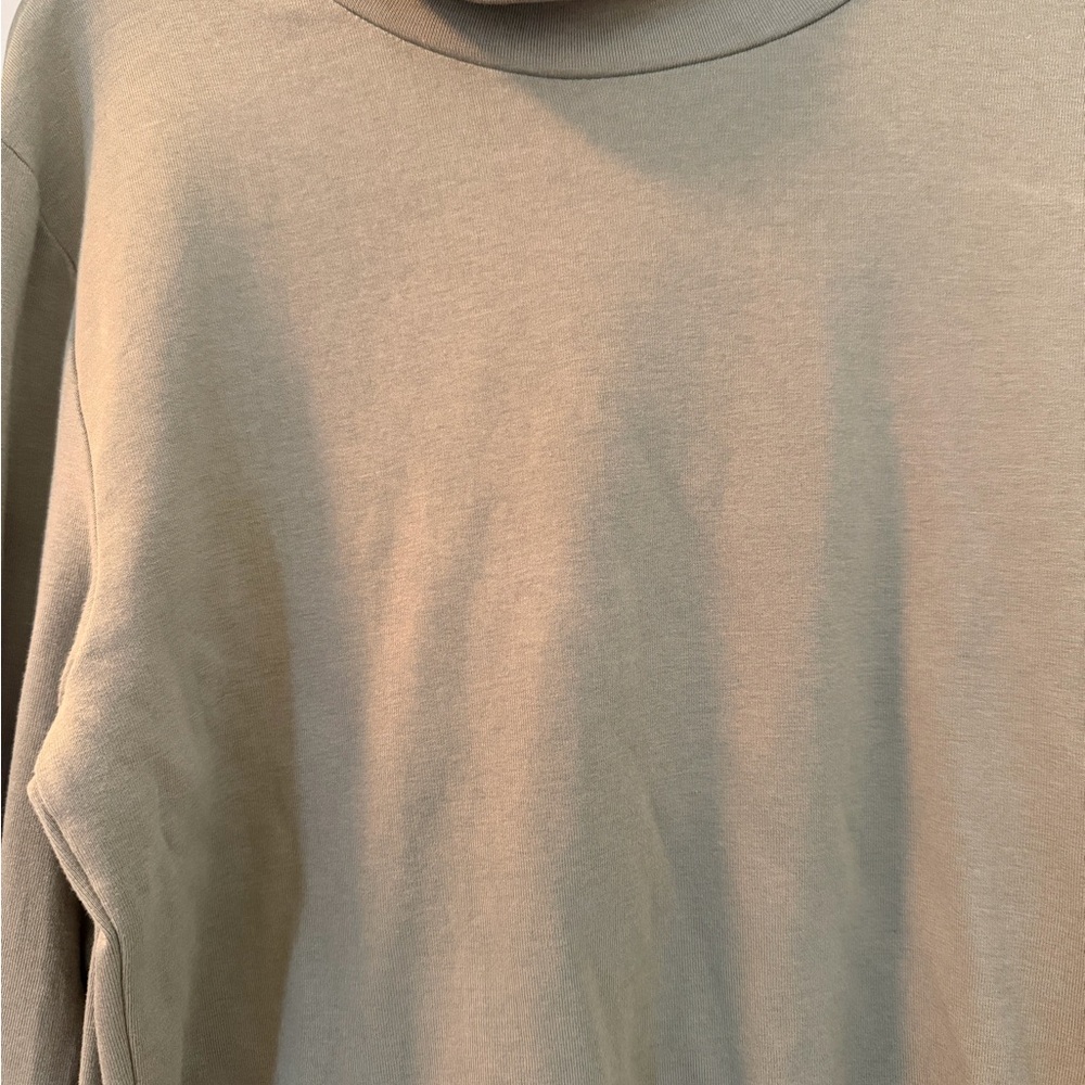 Minimal Crewneck Shirt in Olive Green
